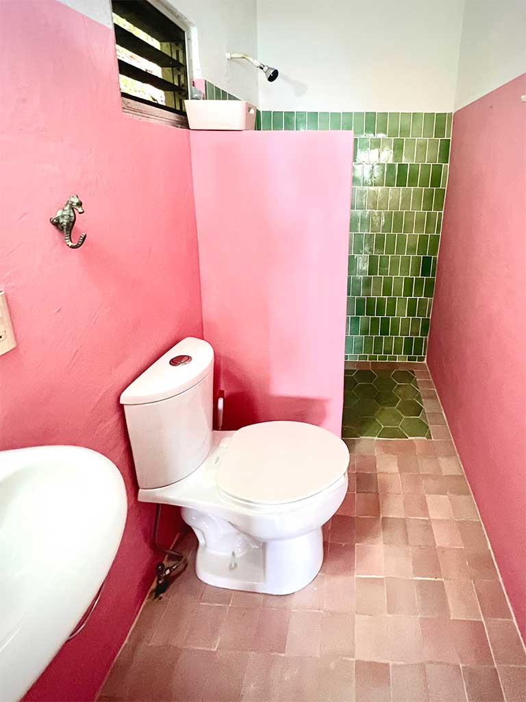 Room-10-bathroom